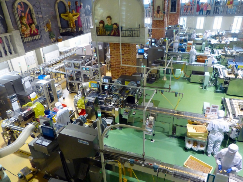 patisserie-VARAGES-min_japan_sapporo_chocolate_factory_label_packaging_cookie_machine_operators-961509